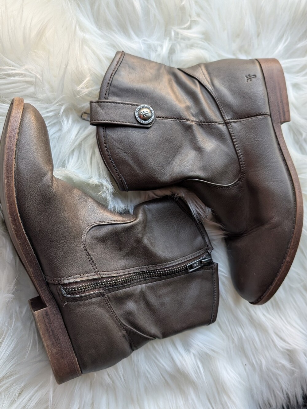 Frye Melissa Button Short boots Size 5 Brown